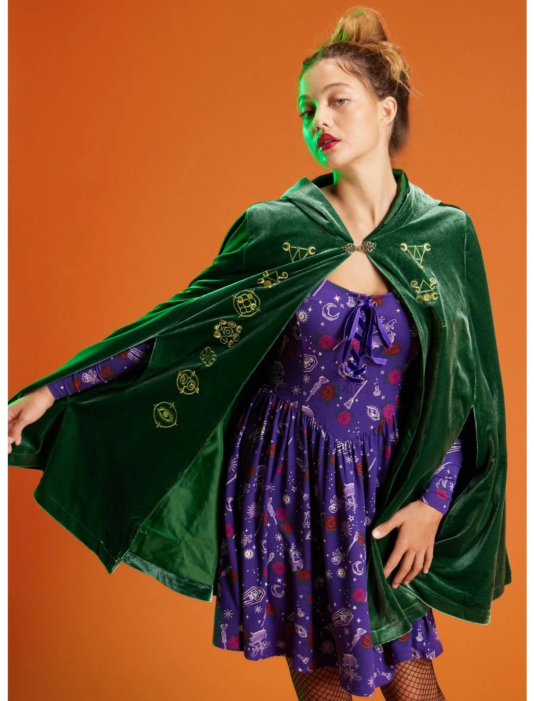 HUNIVERS Her Universe Disney Hocus Pocus Winifred Velvet Hooded Cape 1 HUNIVERS Her Universe Disney Hocus Pocus Winifred Velvet Hooded Cape