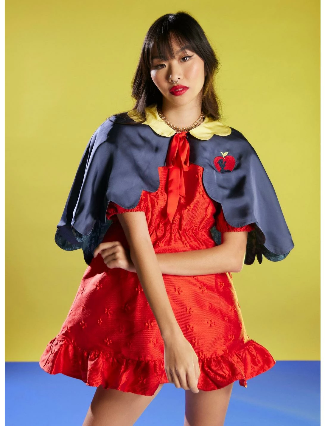 HUNIVERS Her Universe Disney Snow White And The Seven Dwarfs Capelet 1 HUNIVERS Her Universe Disney Snow White And The Seven Dwarfs Capelet